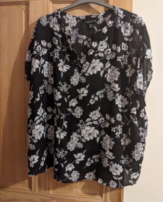 Ladies Plus Size Black And White Floral Blouse Size 30