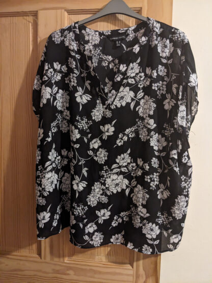 Ladies Plus Size Black And White Floral Blouse Size 30