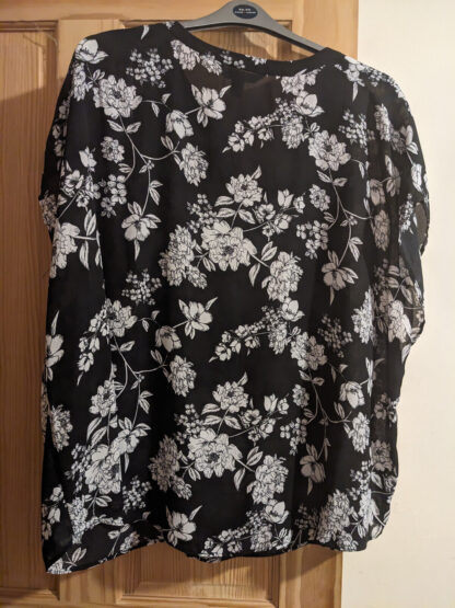 Ladies Plus Size Black And White Floral Blouse Size 30